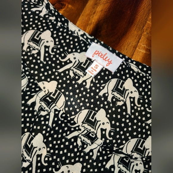 ** 2/$20 ** Pixley Small Tribal 🐘 Black & White Blouse - Picture 3 of 6